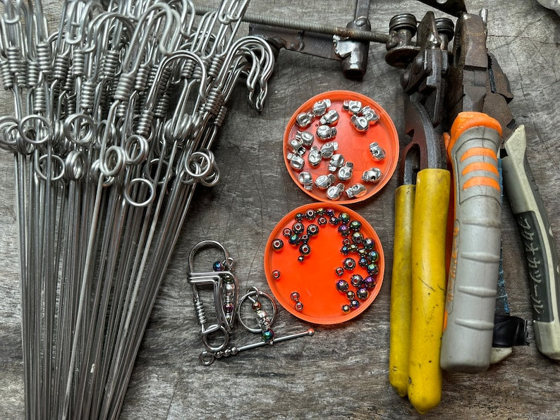 Skull keychain | stainless steel keychain | Craftsmen create artistic keychains | handmade keychain key holder | Mechanical carabiner hook