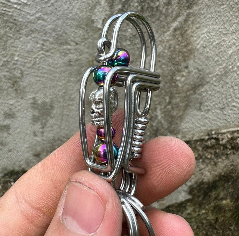 Skull keychain | stainless steel keychain | Craftsmen create artistic keychains | handmade keychain key holder | Mechanical carabiner hook