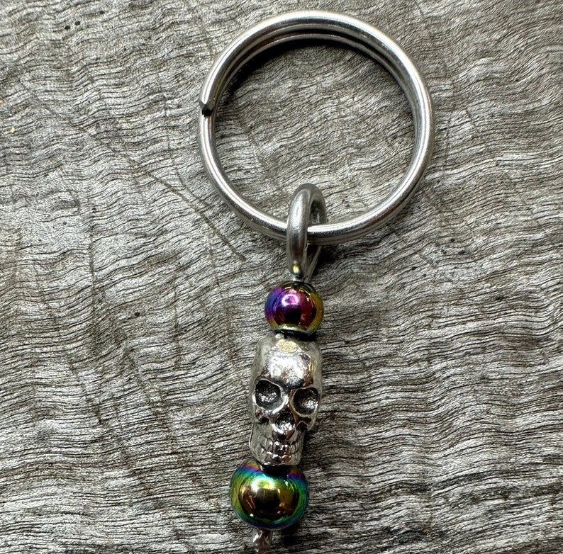 Skull keychain | stainless steel keychain | Craftsmen create artistic keychains | handmade keychain key holder | Mechanical carabiner hook